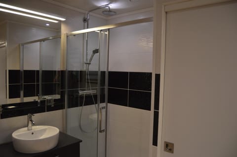 Shower, Garden, Bathroom, Coffee/tea facilities, Bedroom, Swimming pool