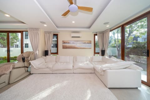 TV and multimedia, Living room, Seating area, air conditioner