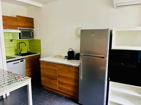Kitchen or kitchenette, dishwasher