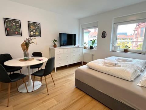 Communal lounge/ TV room, Bed, TV and multimedia, Living room, Photo of the whole room, Seating area, Dining area, Evening entertainment, Bedroom