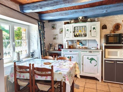 Coffee/tea facilities, Kitchen or kitchenette, Dining area, microwave, oven, stove, washing machine