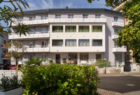 Property building, Day, Balcony/Terrace