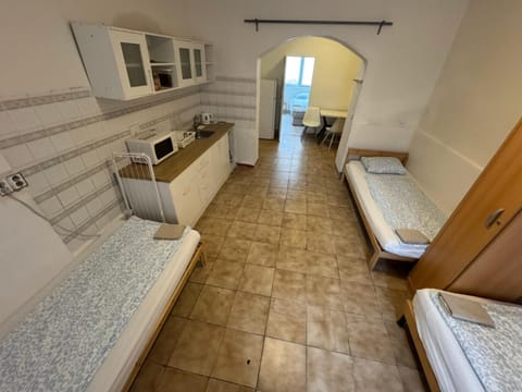 Bed, Kitchen or kitchenette, Photo of the whole room, stove