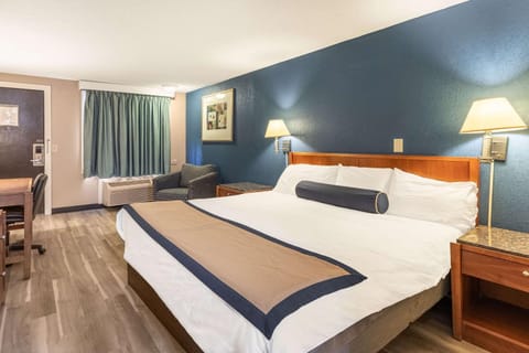 Bed, Photo of the whole room, Bedroom, On site