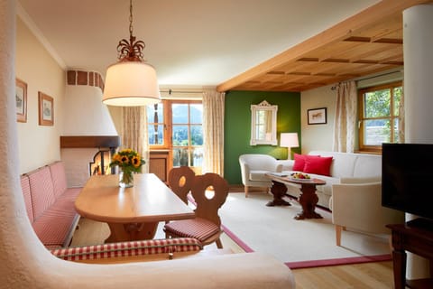 Living room, Lounge or bar, Seating area, Dining area