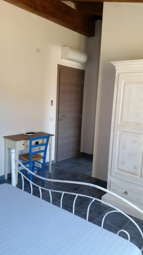 Photo of the whole room, Decorative detail