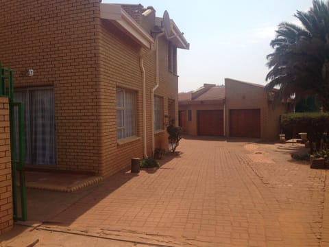 Property building, Facade/entrance, Area and facilities