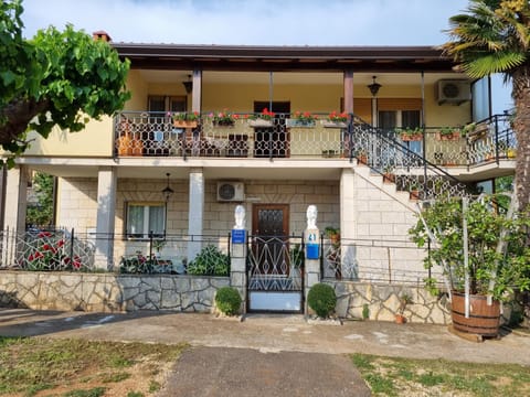 Property building, Facade/entrance, Spring, Day, Garden, Balcony/Terrace
