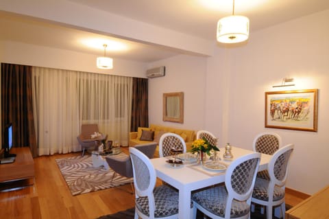 TV and multimedia, Living room, Seating area, Dining area, air conditioner