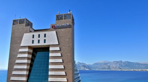 Property building, Day, Natural landscape, Mountain view, Sea view