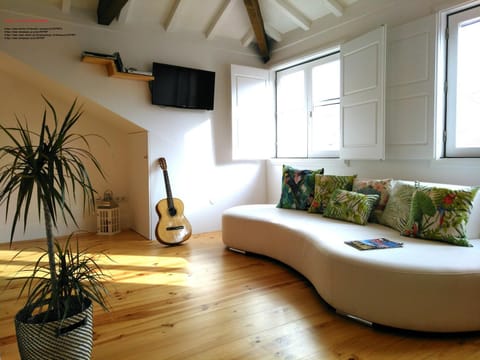 Photo of the whole room, Seating area