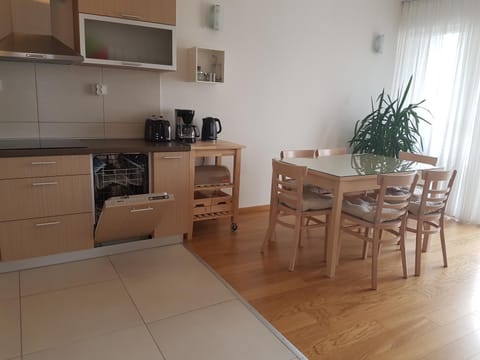 Kitchen or kitchenette, Dining area