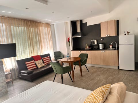 Coffee/tea facilities, Kitchen or kitchenette, Living room