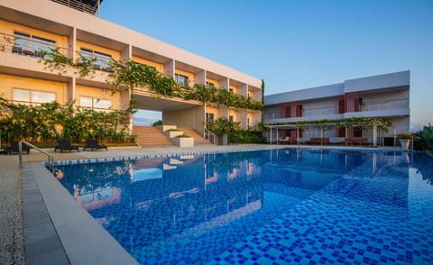 Swimming pool, sunbed