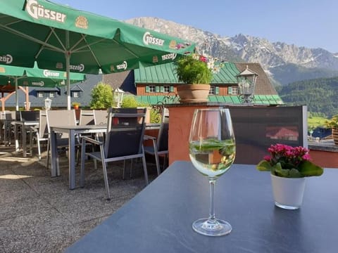 Restaurant/places to eat, Balcony/Terrace, Mountain view, Alcoholic drinks