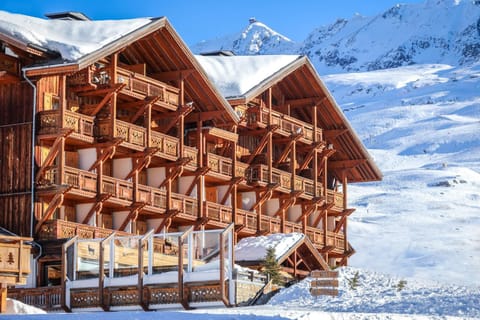 Property building, Facade/entrance, Day, Natural landscape, Winter, Mountain view
