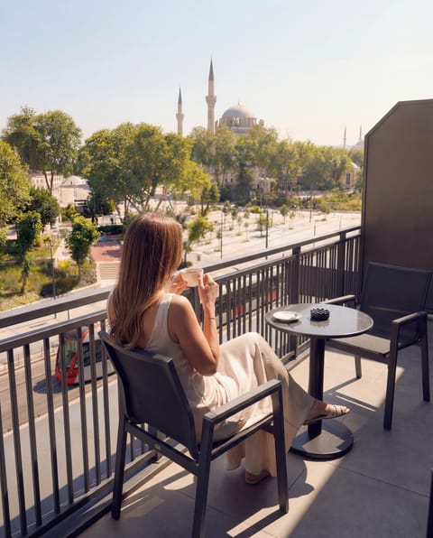 View (from property/room), Balcony/Terrace, City view