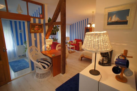 Bed, Living room, Photo of the whole room, Decorative detail, Seating area, Dining area, Bedroom, On site