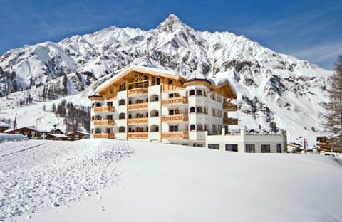 Property building, Facade/entrance, Day, Winter, On site