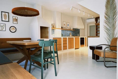 Kitchen or kitchenette, Living room, Seating area, Dining area, stove