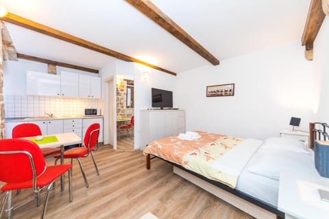 TV and multimedia, Kitchen or kitchenette, Photo of the whole room, Dining area, Bedroom, microwave