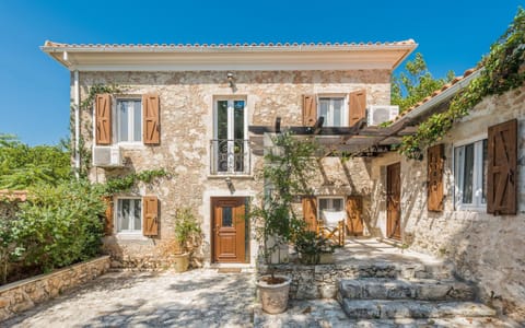 Property building, Day, Garden, Landmark view