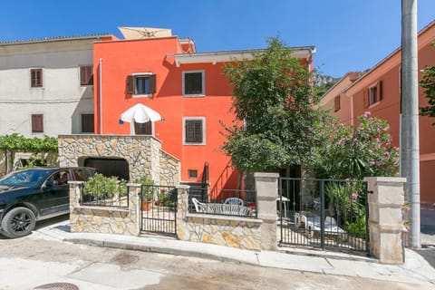 Facade/entrance, BBQ facilities, Balcony/Terrace