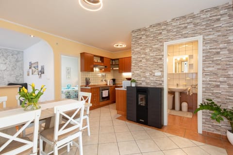 Dining area, kitchen