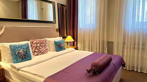 Bed, Photo of the whole room, Bedroom, Street view