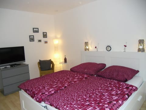 Bed, TV and multimedia, Seating area, Bedroom