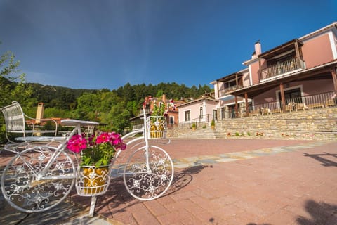 Property building, Facade/entrance, Decorative detail, Mountain view