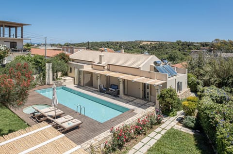 Property building, Garden, Swimming pool, sunbed