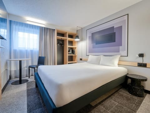 Bed, TV and multimedia, Photo of the whole room, Bedroom