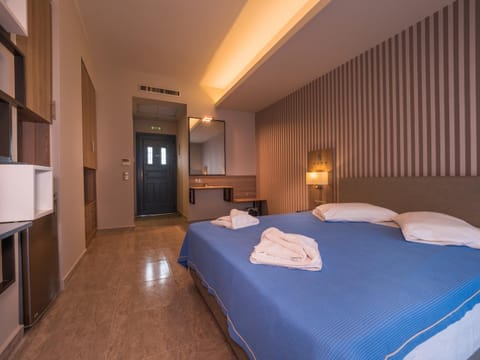 Bed, Photo of the whole room, towels, air conditioner