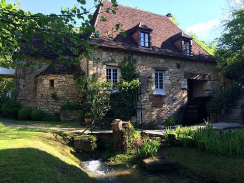Property building, Restaurant/places to eat, Facade/entrance, Garden, Garden