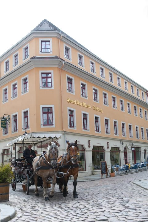Property building, Facade/entrance, Animals
