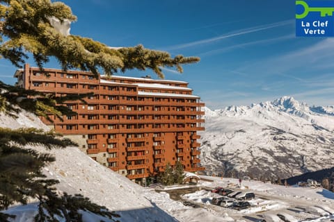 Property building, Nearby landmark, Day, Natural landscape, Winter, Mountain view, Parking