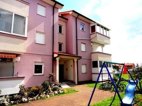 Facade/entrance, Neighbourhood