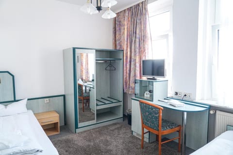 Bed, TV and multimedia, Photo of the whole room, Dining area, Evening entertainment, Bedroom, wardrobe