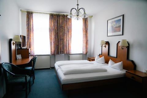 Bed, TV and multimedia, Seating area, Bedroom, towels