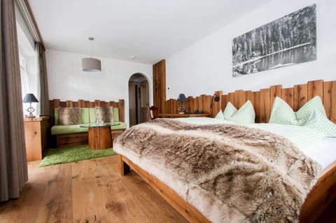 Bed, Photo of the whole room, Seating area