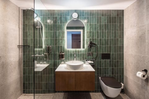 Shower, Toilet, Bathroom, towels