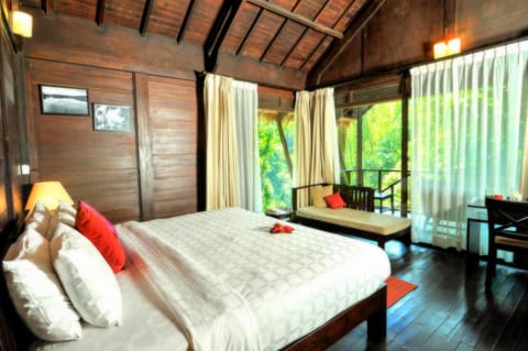 Bed, Seating area