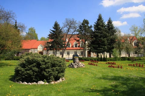 Property building, Spring, Natural landscape, Summer, Garden view