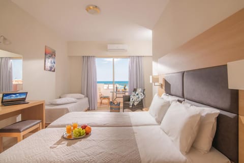 Photo of the whole room, Sea view