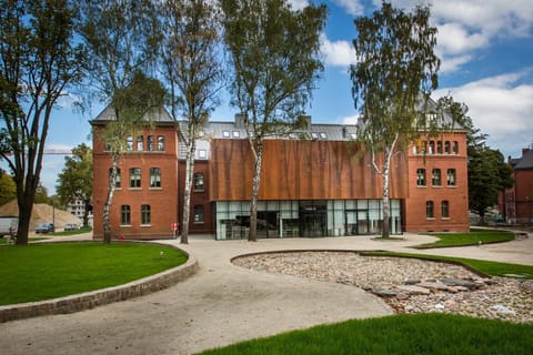 Property building, Facade/entrance, Natural landscape, Activities, Cycling