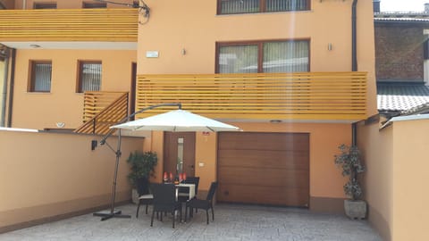 Patio, Facade/entrance, Day