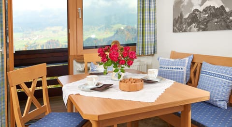 Kitchen or kitchenette, Seating area