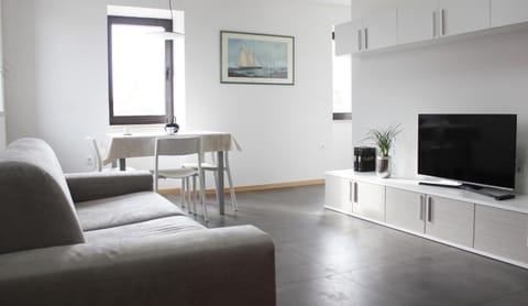 Bed, Living room, Photo of the whole room