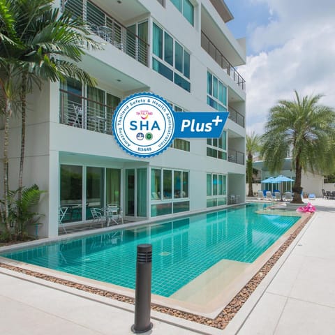 Property building, Day, Pool view, Swimming pool, sunbed